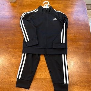 Adidas kids two piece set boys size 5 black